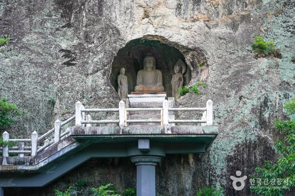 군위 아미타여래삼존 석굴 이미지 1