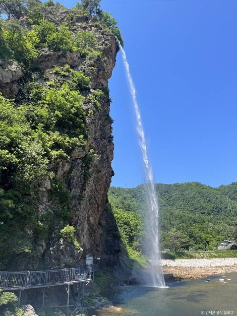 용대 매바위 인공폭포 이미지 2